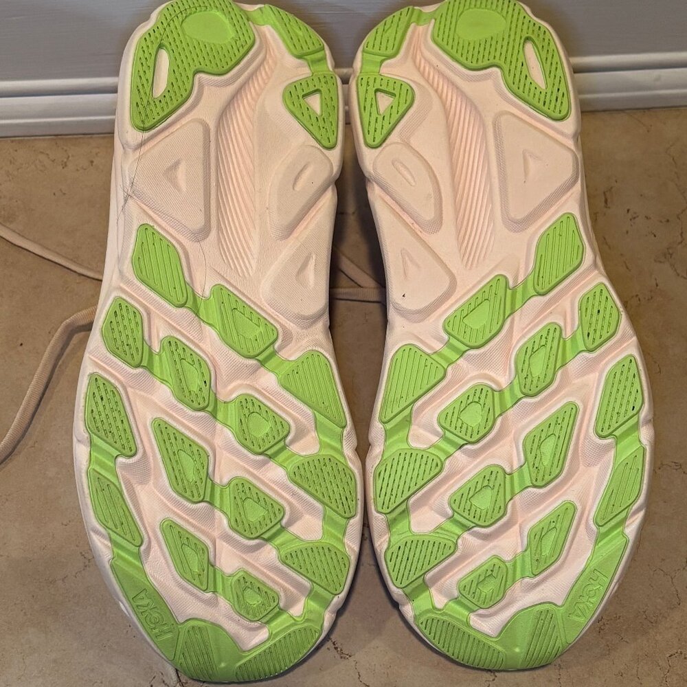 New Without Tags Hoka Clifton 9 Sneakers in Rare Vanilla/ Astral Pink - Picture 4 of 5